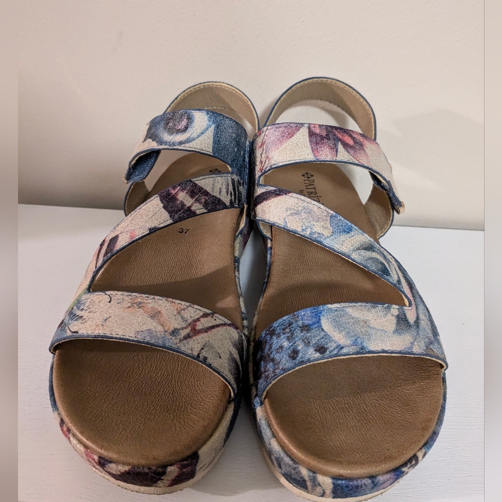 Size 7 low platform sandals